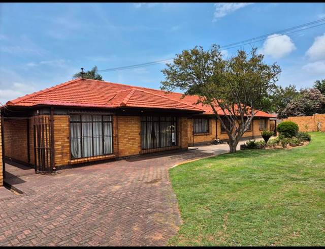 9 BEDROOM HOUSE FOR SALE IN LAMBTON